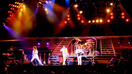 A Hungarian Rhapsody - Queen Live in Budapest